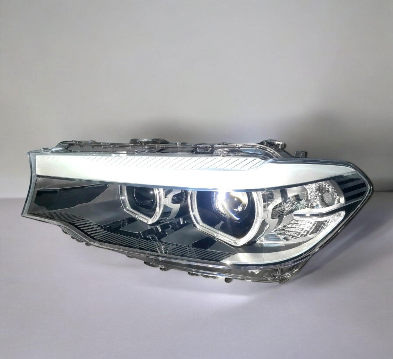 Phare avant droit LED d’origine reconditionné pour BMW Série 5 G30 / G38, avec ballast et ampoule xénon